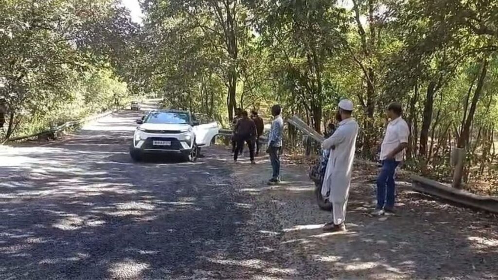 Matheran Ghat Road: माथेरान घाट रस्त्याची चाळण, खड्डे आणि खडीमुळे वाहनचालकांचा जीव धोक्यात