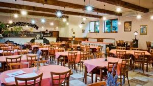 पुण्यात खळबळ: नामांकित हॉटेल व्यावसायिकावर लैंगिक गैरवर्तनाचा आरोप, पोलिसांकडून गुन्हा दाखल