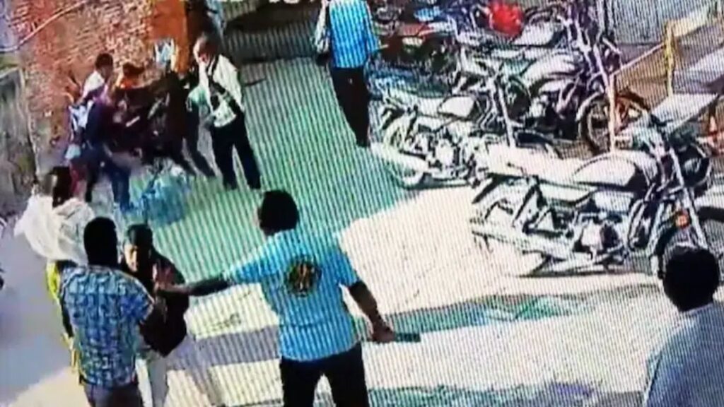 Washim News: शिरपूर जैन मंदिर परिसरात हिंसाचार, दिगंबर भाविकाला मारहाण; सीसीटीव्हीत धक्कादायक प्रकार कैद