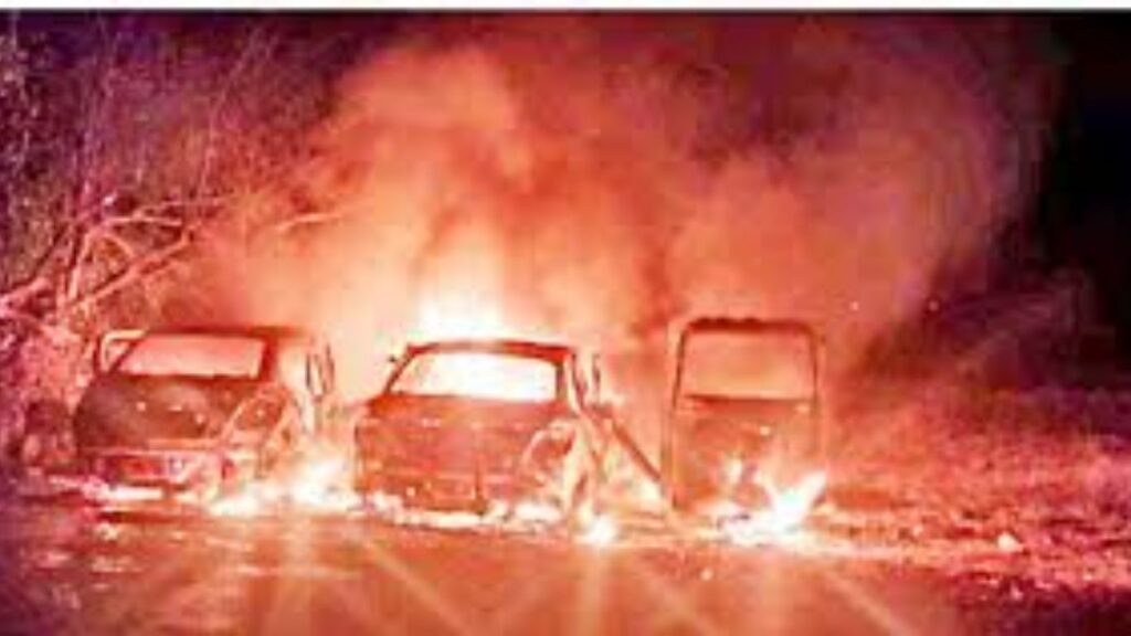 गारगोटी–कडगाव रस्त्यावर धावत्या कारला आग; आकुर्डे येथे ‘बर्निंग कार’चा थरार