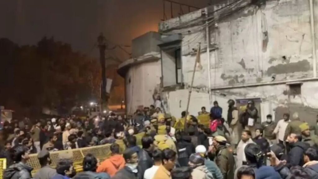 दिल्लीतील तुर्कमान गेट परिसरात मध्यरात्री बुलडोझर कारवाई; दगडफेकीनंतर तणाव, पोलिसांचा लाठीचार्ज