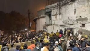 दिल्लीतील तुर्कमान गेट परिसरात मध्यरात्री बुलडोझर कारवाई; दगडफेकीनंतर तणाव, पोलिसांचा लाठीचार्ज