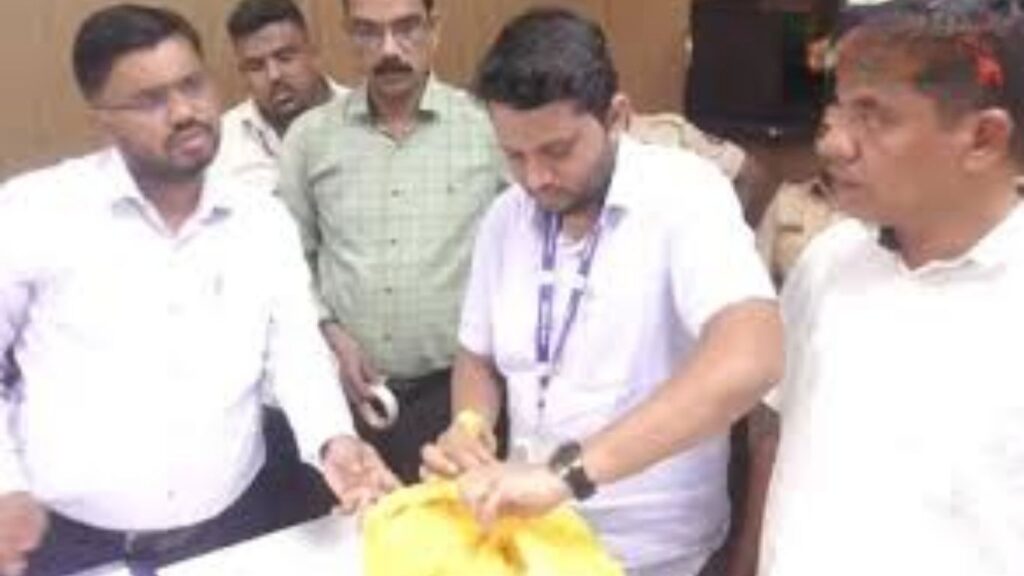 Kamothe Checkpost Cash Seizure: निवडणुकीपूर्वी मोठी कारवाई; कामोठे चेकनाक्यावर १७ लाखांची रोख रक्कम जप्त