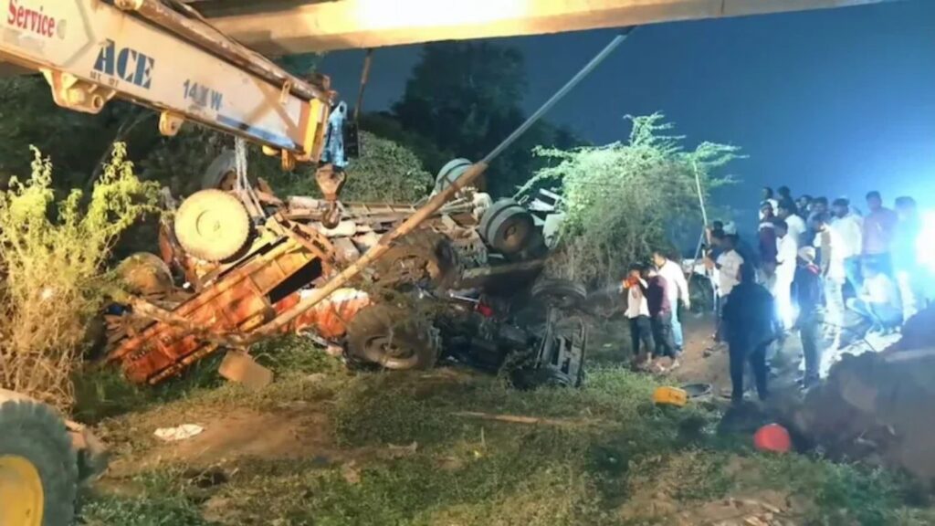 Pandharpur Accident: ऊसतोड करून परतीच्या वाटेवर काळाचा घाला; अहिल्या पुलावर भीषण अपघात