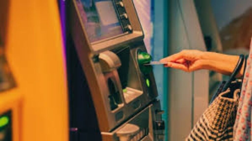 Shirpur News: ATM बाहेर गाडी, नागरिकाचा सतर्कपणा; मध्यरात्री चोर-पोलिसांचा थरार, मोठा कट उधळला