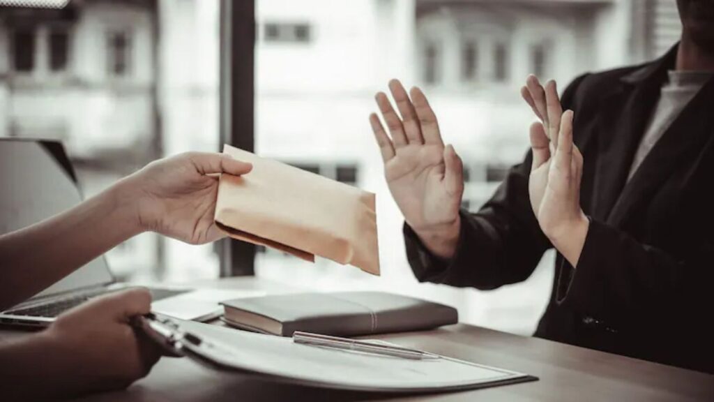 Kolhapur News: बाळूमामाचे भक्त बनून ACBचा सापळा, दीड लाखांची लाच मागणारा अभियंता रंगेहाथ पकडला