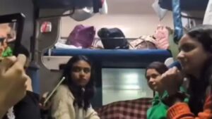 ट्रेनमध्ये 5 मुलींच्या गप्पांवर आक्षेप; प्रवाशाची घाणेरडी वागणूक, व्हिडीओ व्हायरल