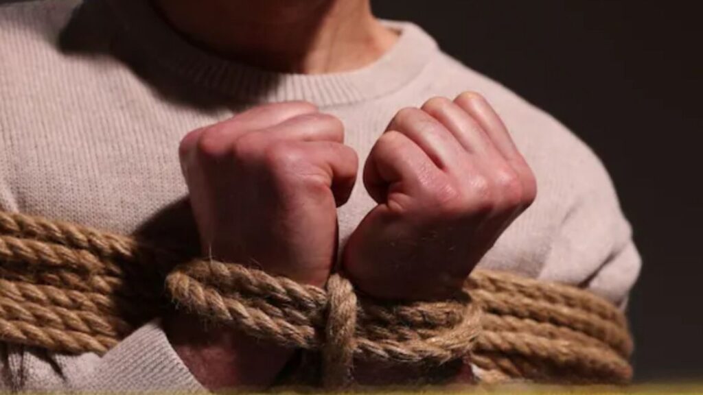 वरळी पोलिसाच्या 5 वर्षीय मुलाचा अपहरणाचा प्रयत्न; स्थानिकांनी व आईने टाळला मोठा अनर्थ