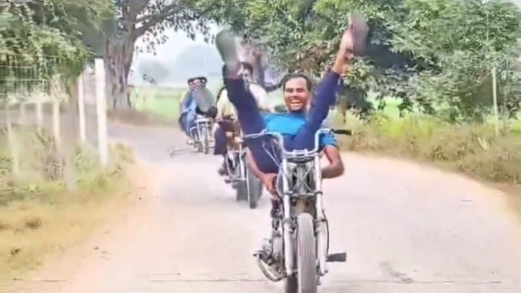 रीलचा नाद अंगलट! धावत्या बाईकवर स्टंट करताना तरुणाचा भीषण अपघात, VIDEO VIRAL