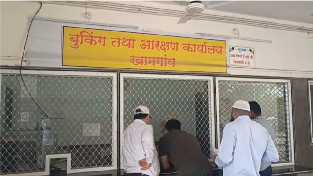 रेल्वे क्लर्कच्या एका चुकीने प्रवाशाची रात्र वैरी; कन्फर्म तिकीट असूनही उभ्याने प्रवास