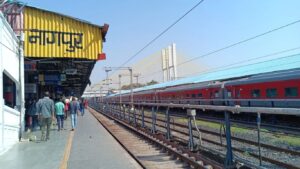 नागपूर रेल्वे स्थानकात दहशत; तिकीट तपासणी अधिकाऱ्याच्या मानेवर चाकू ठेवून धमकी