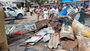 मुलुंड स्टेशन परिसरातील 61 अतिक्रमणे जमीनदोस्त; BMCच्या कारवाईने 1100 चौ.मी. जागा मोकळी