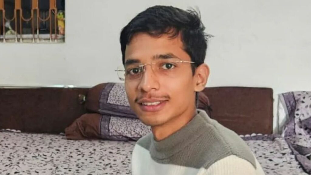 कायद्याचे शिक्षण नसतानाही सुप्रीम कोर्टात विजय; अथर्व चतुर्वेदीची प्रेरणादायी NEET लढाई