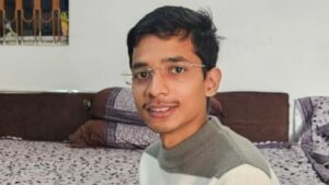 कायद्याचे शिक्षण नसतानाही सुप्रीम कोर्टात विजय; अथर्व चतुर्वेदीची प्रेरणादायी NEET लढाई