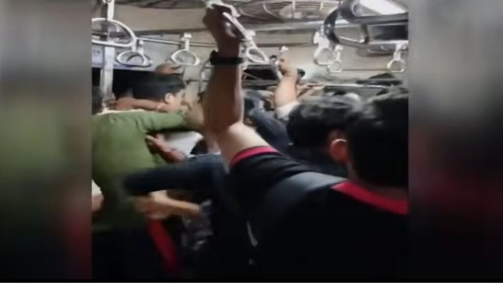 विक्रोळी लोकलमध्ये MSF जवानावर हल्ला: ‘काट डालुंगा’ धमकीचा व्हिडिओ व्हायरल, प्रवाशांमध्ये भीती