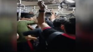 विक्रोळी लोकलमध्ये MSF जवानावर हल्ला: ‘काट डालुंगा’ धमकीचा व्हिडिओ व्हायरल, प्रवाशांमध्ये भीती