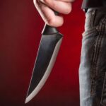 कर्जफेडीसाठी रिक्षाचालकाची महिला प्रवाश्यावर चाकूने हल्ला करून दागिने चोरी; आरोपी अटकेत