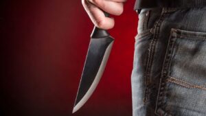 कर्जफेडीसाठी रिक्षाचालकाची महिला प्रवाश्यावर चाकूने हल्ला करून दागिने चोरी; आरोपी अटकेत