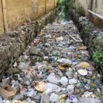 मिरा-भाईंदर महानगरपालिकेच्या नालासफाईवर प्रश्नचिन्ह; प्रभाग १४ मधील मीरा गावठाणात कचऱ्याचे ढीग