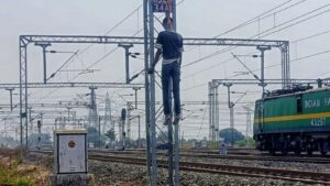 चंद्रपुरात 18 वर्षीय युवकाची वीज खांबाला गळफास घेऊन आत्महत्या; भांदक रेल्वे स्थानकाजवळ खळबळ