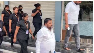 बीडमध्ये बिल्डरला महिला बाऊन्सर्सचा पहारा: जमिनीच्या वादानंतर सुरक्षेसाठी घेतला अनोखा निर्णय