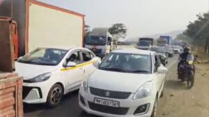 ठाणे-बेलापूर मार्गावर भीषण वाहतूक कोंडी: कळवा नाका ते ऐरोलीपर्यंत वाहनांच्या लांबच लांब रांगा