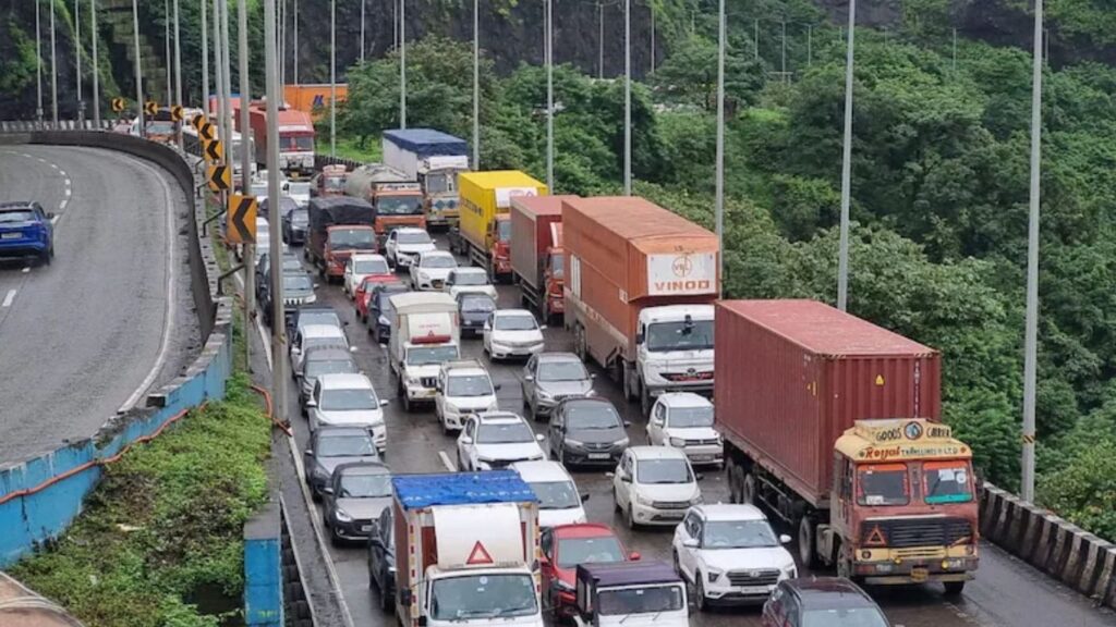 मुंबई-पुणे एक्सप्रेसवे पुन्हा जाम; खंडाळा घाटात वाहतूक कोंडी, मिसिंग लिंकवरून नवीन मागणी