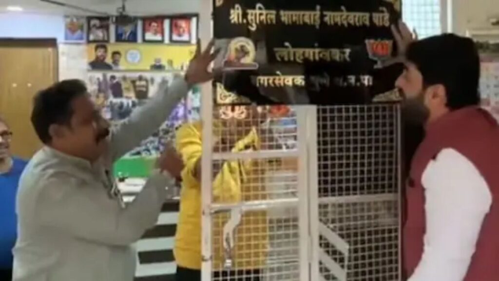 "लोक नगरसेवक व्हायच्या आधीच बोर्ड लावतात..."; मुरलीधर मोहोळांनी स्वतः लावला सुनील पांडे यांच्या कार्यालयाचा फलक