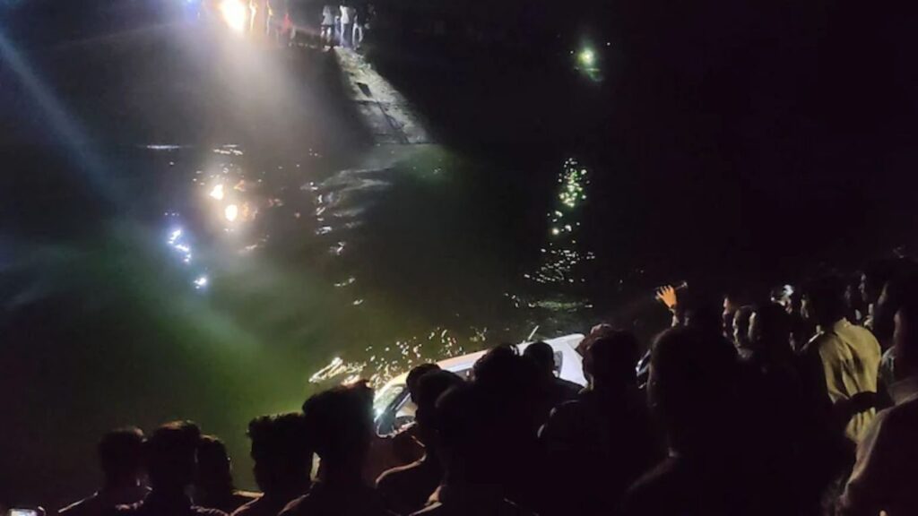 छत्रपती संभाजीनगरमध्ये भीषण अपघात: कार जायकवाडी कालव्यात कोसळली; पती-पत्नींसह मदतीला धावलेला तरुण वाहून गेला