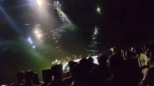 छत्रपती संभाजीनगरमध्ये भीषण अपघात: कार जायकवाडी कालव्यात कोसळली; पती-पत्नींसह मदतीला धावलेला तरुण वाहून गेला