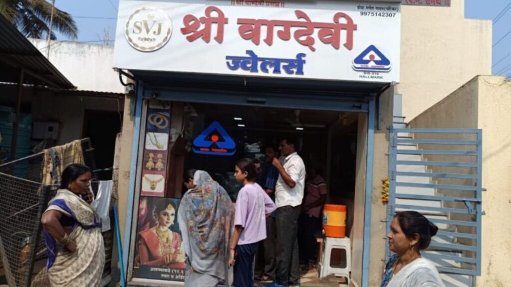उंब्रजमध्ये दिवसाढवळ्या धाडसी चोरी; श्री वागदेवी ज्वेलर्समधून अडीच लाखांची रोकड व सोन्या-चांदीची बॅग लंपास