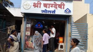 उंब्रजमध्ये दिवसाढवळ्या धाडसी चोरी; श्री वागदेवी ज्वेलर्समधून अडीच लाखांची रोकड व सोन्या-चांदीची बॅग लंपास
