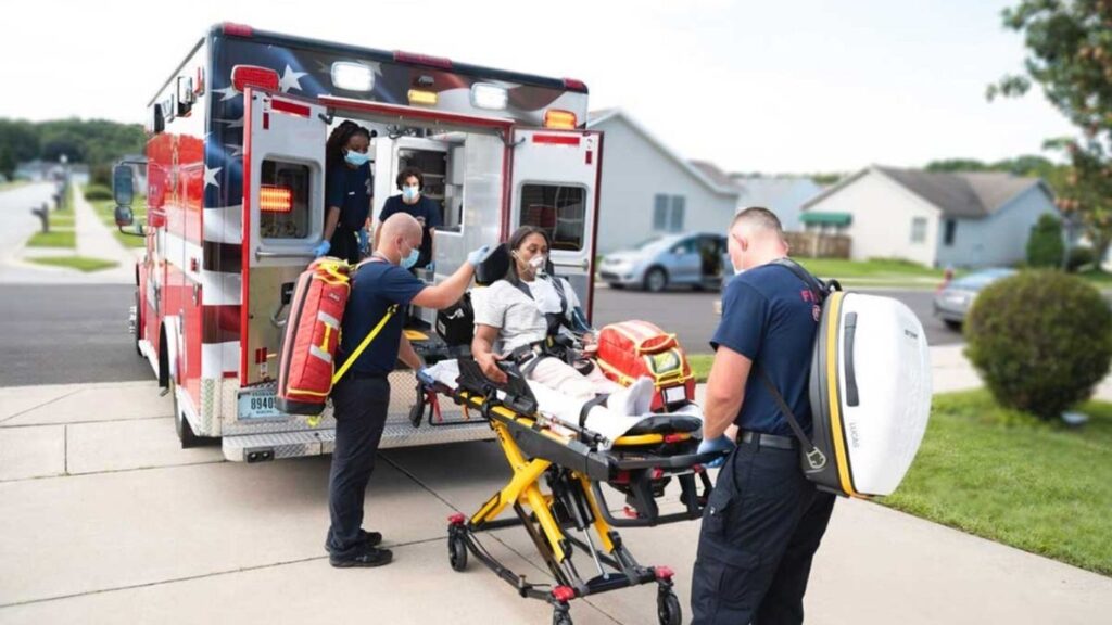 आपत्कालीन वैद्यकीय तंत्रज्ञ (EMT) म्हणजे काय? काम, पात्रता, कोर्स आणि करिअर संधी जाणून घ्या
