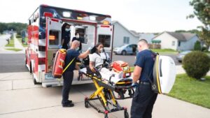 आपत्कालीन वैद्यकीय तंत्रज्ञ (EMT) म्हणजे काय? काम, पात्रता, कोर्स आणि करिअर संधी जाणून घ्या