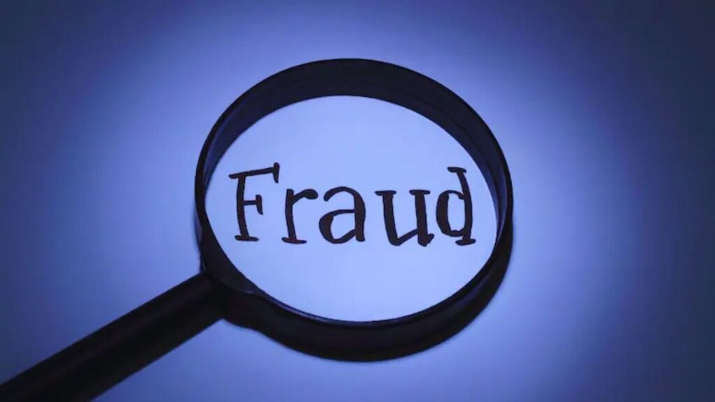 कराड यशवंत को-ऑपरेटिव्ह बँक घोटाळा: ₹112 कोटी अपहारप्रकरणी मुख्य आरोपी शेखर चरेगावकर अटकेत; 50 जणांविरोधात गुन्हा