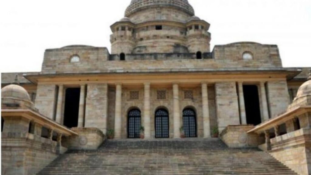 नागपूर खंडपीठाचा ऐतिहासिक निर्णय: फी थकल्यामुळे विद्यार्थ्यांना शाळेतून काढता येणार नाही