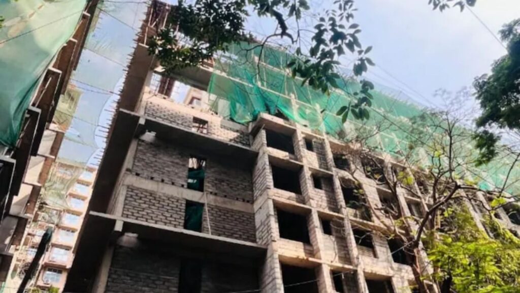 चेंबूर दुर्घटना: 8 व्या मजल्यावरून 6 कामगार कोसळले; एकाचा मृत्यू, पाच जखमी