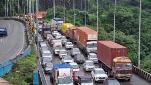 मुंबई-पुणे महामार्गावरील कोंडीसाठी 12 हजार कोटींचा मेगाप्लॅन; उरण-कर्जत-शिरूर महामार्गाला गती