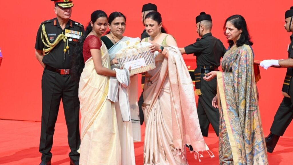 Southern Command प्रमुखांकडून गुजरातमधील ऑपरेशनल सज्जतेचा आढावा; भुजमध्ये मेगा नेत्रशस्त्रक्रिया शिबिर आणि अहमदाबादमध्ये शौर्य संध्या