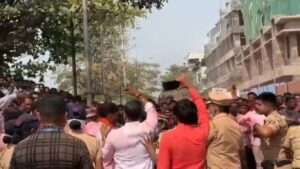 पनवेल मतदान केंद्रात पोलीस-भाजप कार्यकर्ते राडा, कॉलर पकडल्याचा व्हिडीओ व्हायरल