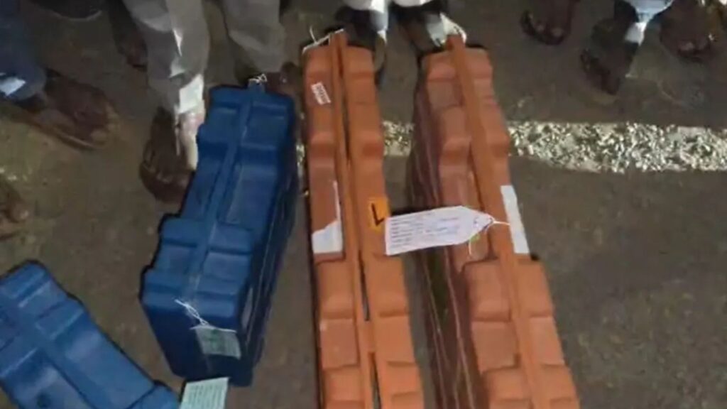 Solapur News: सोलापुरात हायहोल्टेज ड्रामा! ढाब्यावर आढळल्या ईव्हीएम मशिन्स; राष्ट्रवादी उमेदवार उमेश पाटील संतापले