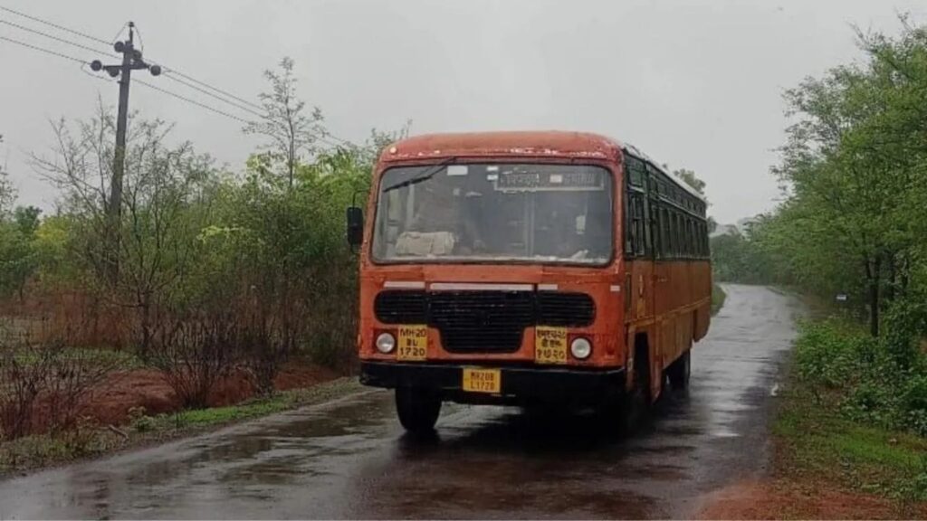 22 तास अन्न-पाण्याशिवाय प्रवासी अडकले; Mumbai-Pune Expressway ठप्प, सर्व एसटी बस रद्द