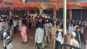 Chhatrapati Sambhajinagar ZP Elections : पिसादेवीत EVM बिघाड; मतदान प्रक्रियेला सुरुवातीलाच ब्रेक, मतदारांच्या रांगा