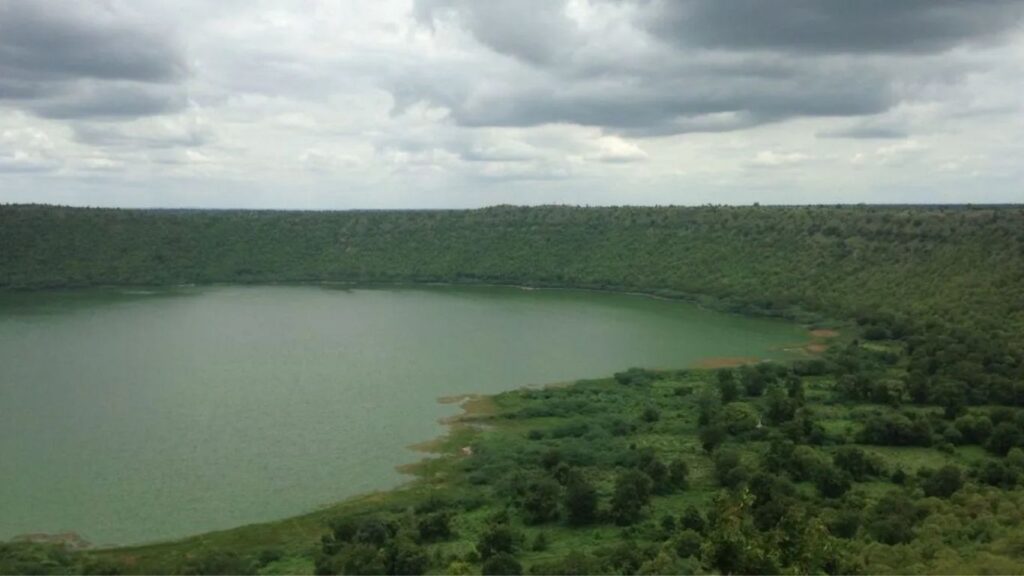 Lonar Lake Water Level Rise: लोणार सरोवरातील पाणी 20 फूट वाढले; उच्च न्यायालयाचा राज्य सरकारला सवाल, 27 विभागांना नोटिसा