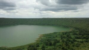Lonar Lake Water Level Rise: लोणार सरोवरातील पाणी 20 फूट वाढले; उच्च न्यायालयाचा राज्य सरकारला सवाल, 27 विभागांना नोटिसा