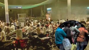 इराण-इस्रायल युद्धाच्या अफवांचा परिणाम नांदेड, परभणी, हिंगोलीत पेट्रोल पंपांवर तुफान गर्दी