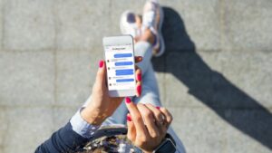 मुंबई लोकलमध्ये महिला सुरक्षेला बळ ‘यात्री’ अ‍ॅपमध्ये SOS पॅनिक बटण सुविधा