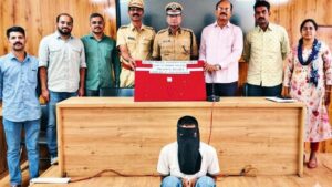 मुंबई लोकलमध्ये महिलांच्या गळ्यातील दागिने लुटणारा ‘सिरियल’ चेन स्नॅचर अटकेत विकलांग डब्याचा वापर करून करत होता चोरी