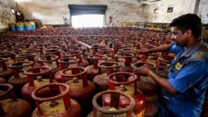 गॅस सिलेंडर बुकिंगसाठी लोकांची झुंबड; ‘IndianOil ONE’ अ‍ॅप डाउनलोडमध्ये नंबर 1, ChatGPTलाही टाकले मागे