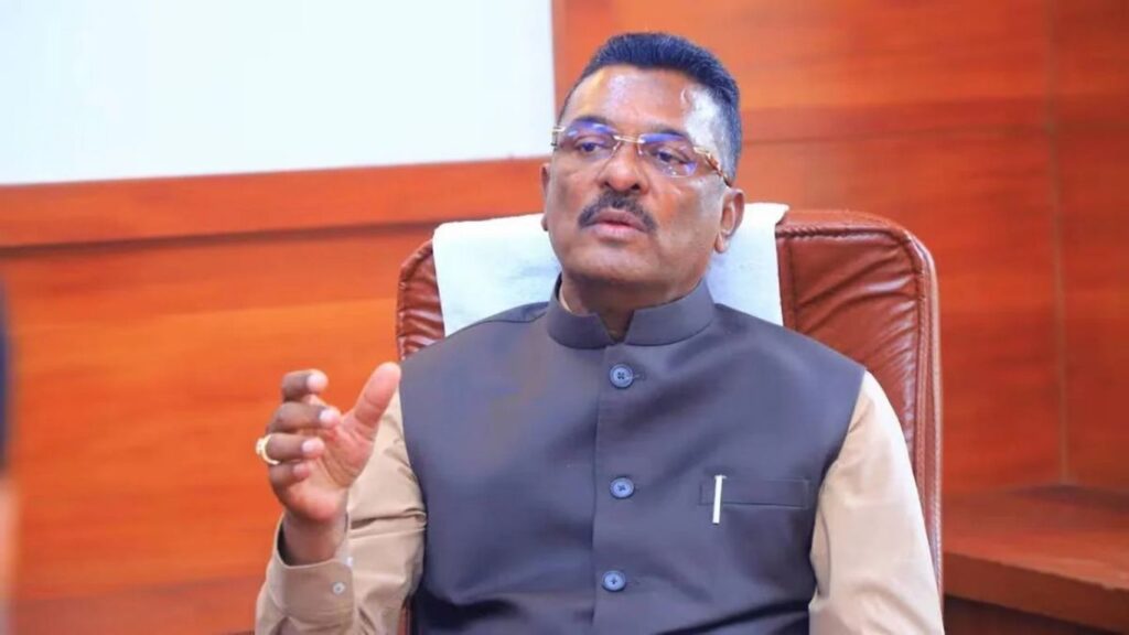 ST कर्मचाऱ्यांसाठी मोठा निर्णय! प्रताप सरनाईक यांची घोषणा; निवृत्तांना पत्नीसह मोफत प्रवास